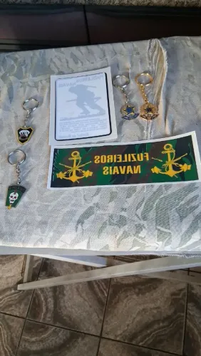 Vendo chaveiro e Plástico militar p/carro.