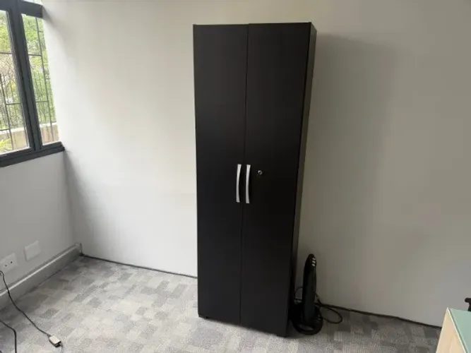 Armário alto preto com duas portas