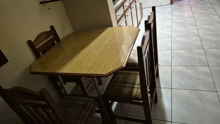 Jogo de mesa com 4 cadeiras