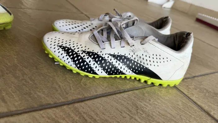 Chuteira adidas society