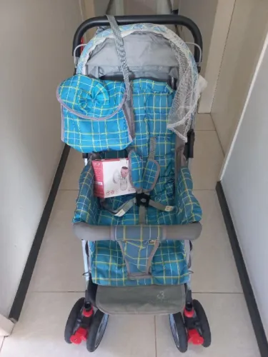 Carrinho de bebê que vira berço. Dobrável e compacto. Tecido antialérgico.