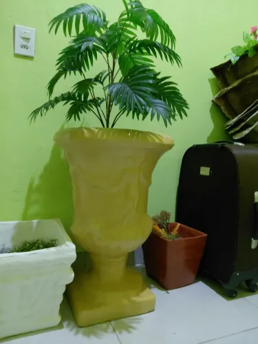 Vasos de cimento e areia e plantas artificiais