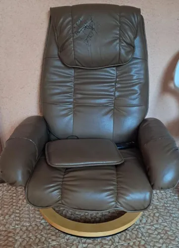 Poltrona com sistema massageador com controle de intensidade