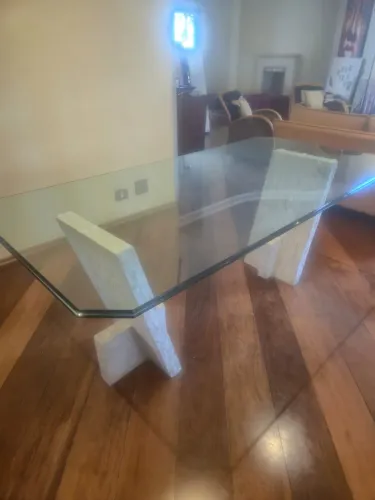 Mesa vidro pés em mármore
