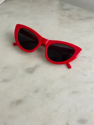 Óculos vermelho gatinho