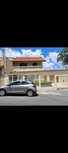 Casa à venda em São Paulo-SP, Vila Gumercindo: 4 quartos, 1 suíte, 3 banheiros e 3 vagas d