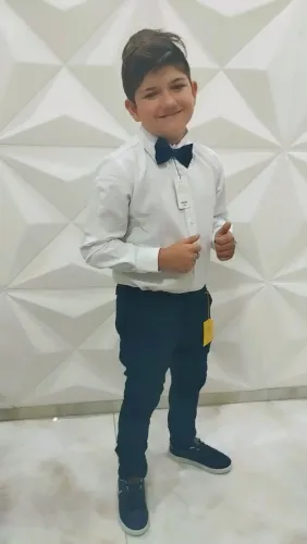 Conjunto infantil camisa branca manga longa e calça azul marinho
