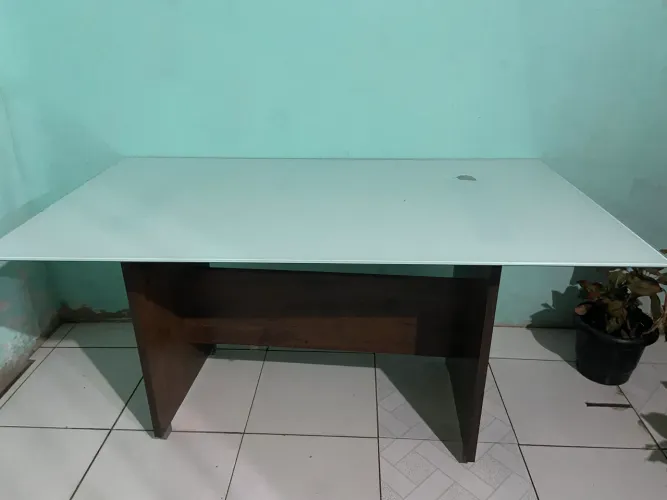 Mesa Retangular com Tampo Branco