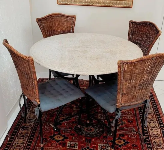 Excelente Mesa Jantar Redonda com cadeiras de ferro e palha