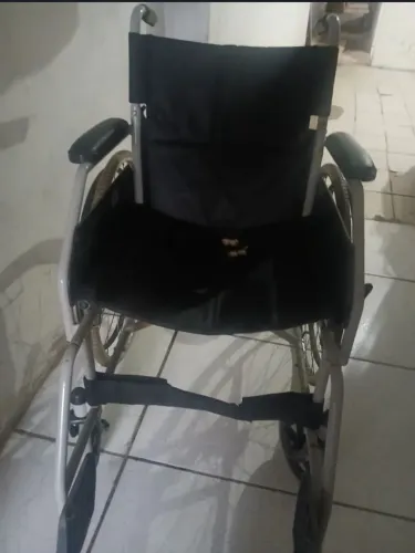 Vende-se cadeira de rodas