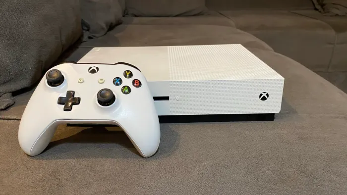Xbox One S 1TB + 1 Controle Original (Perfeito Estado)