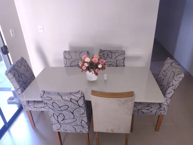 Mesa de jantar com 6 cadeiras, incluindo capas para as cadeiras. 160x80 <br>1500