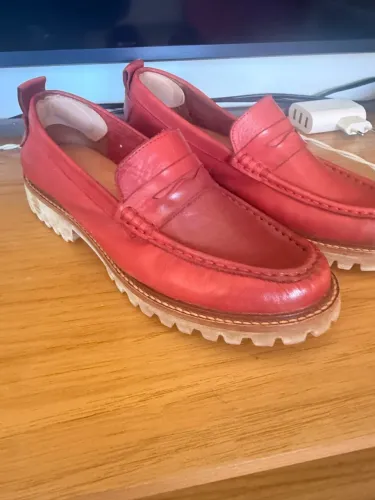 mocassim penny loafer vermelho em couro animale , acompanha o saquinho