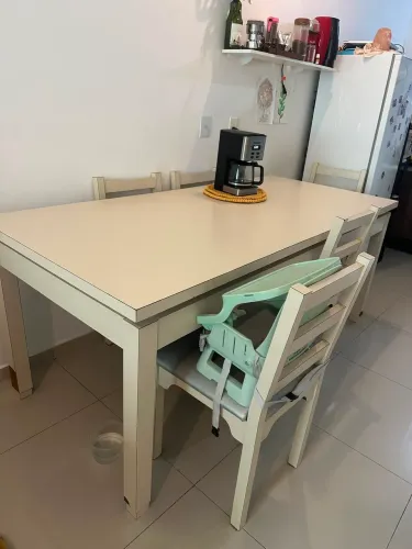 Mesa em madeira com 6 cadeiras 