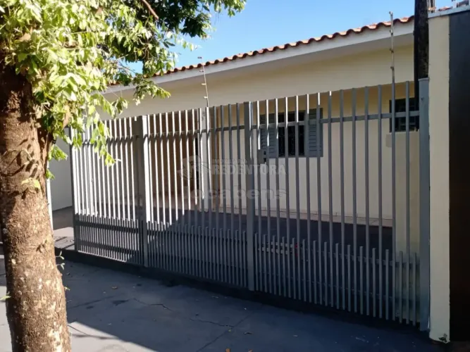 Parque das Aroeiras, casa de 03 dormitórios sendo 01 tipo apartamento, 02 vagas de garagem