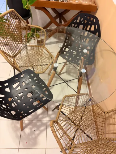 Mesa Eames Eiffel Redonda com Tampo de Vidro