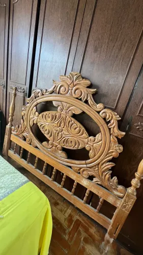 cabeceira de cama de casal em madeira maciça nobre ricamente entalhada em estilo clássico