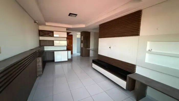 A logo apartamento com 3/4 todo projetado no alto branco