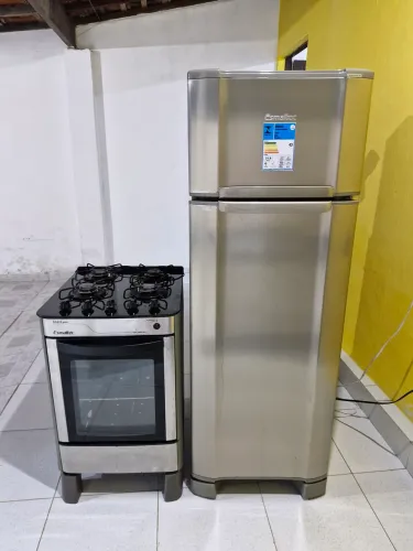 Geladeira em inox gelo seco  + fogão elétrico de bocas, tudo funcionando perfeitamente 