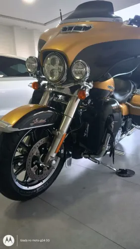 Harley Davidson ultra dourada