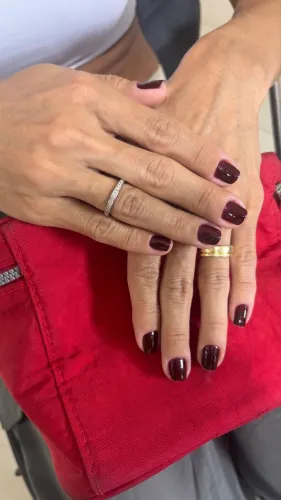 Precisa se de Manicure