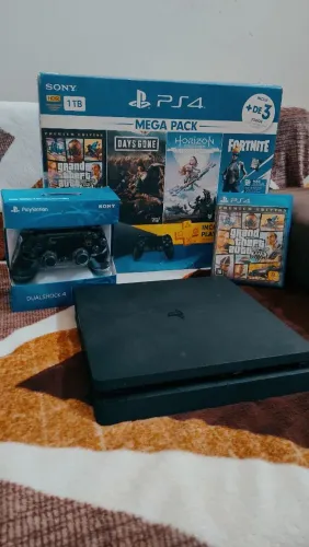PS4 Slim com 2 controles 