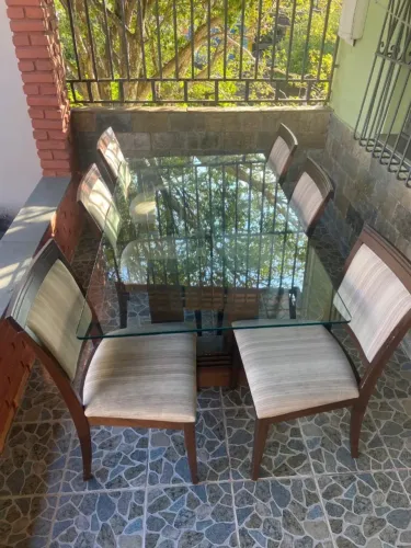 Mesa de jantar com tampo em vidro e 6 cadeiras