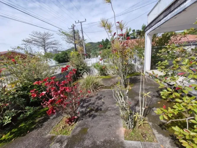 Terreno à venda no bairro Daniela com 720m², ideal para sua construção.