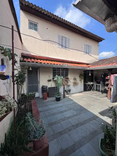 Alugo casa de fundos
