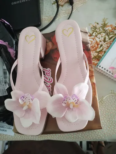 Sandália rosa com orquídea 