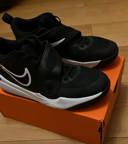 Tênis Nike Team Hustle D 11 Infantil, preto e branco. Tamanho 38, pouco usado.