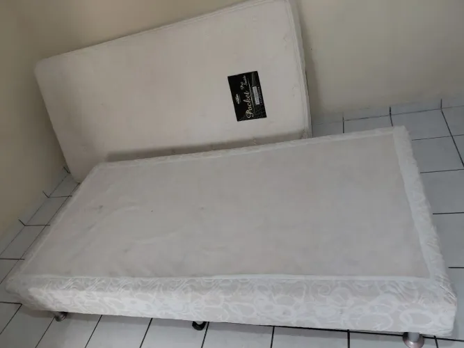 BASE DE CAMA COM COLCHÃO.