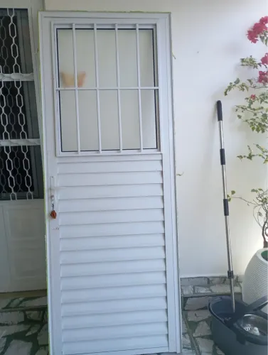 Porta Social 210x80 L/Dir. - Alumínio Branco - Linha 25
