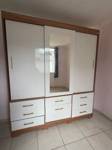 Guarda-Roupa casal 3 portas e 7 gavetas, branco , com espelho.