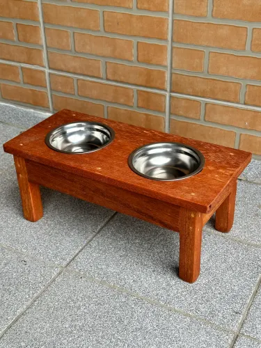 Comedouro para pets em madeira maciça angelim 