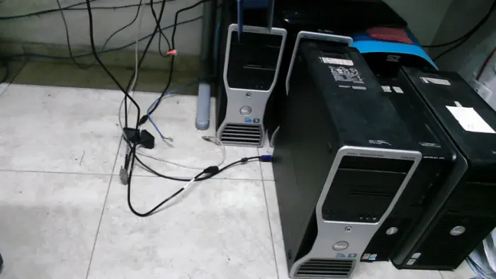 Lote com 4 máquinas Dell, no estado. T5500, T3500, Optiplex 320 e Optiplex 330.