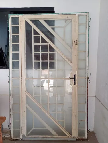 Vende-se uma porta no vão 1,30 com porta de 90 no meio  duas grades de proteção 2,20x1,50 