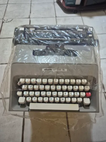 Máquina de escrever Olivetti lettera35 com capa perfeito estado