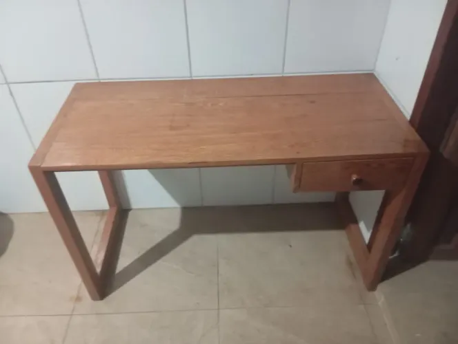 Mesa de Madeira com 1 gaveta