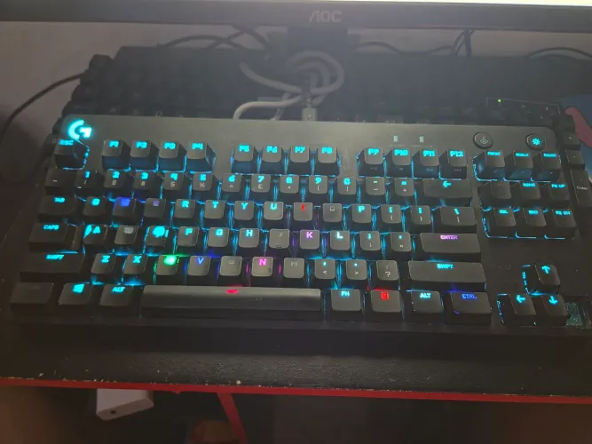 Teclado Gamer Logitech G PRO TKL Mecânico com Fio.  está faltando uma tecla/switch