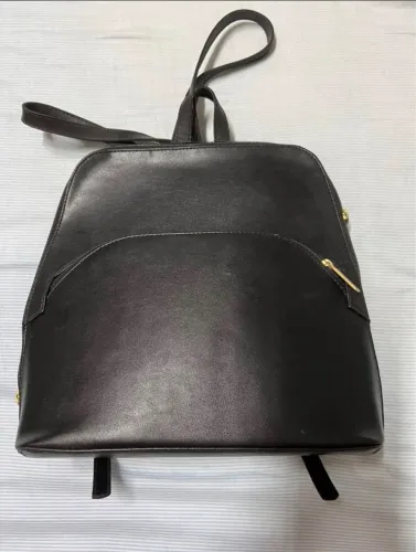 Mochila feminina em couro legitimo marca MONTERREY estilo bolsa na cor preta