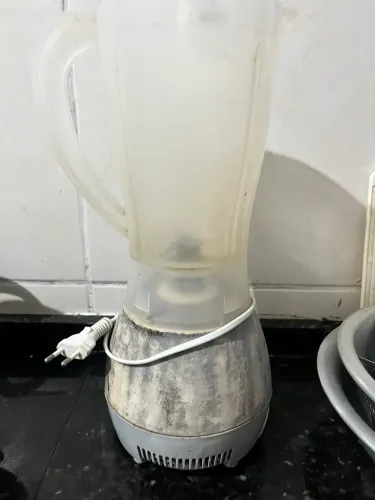 Liquidificador funcionando, copo não possui tampa.