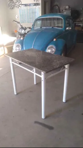 Mesa metálica tampo de granito