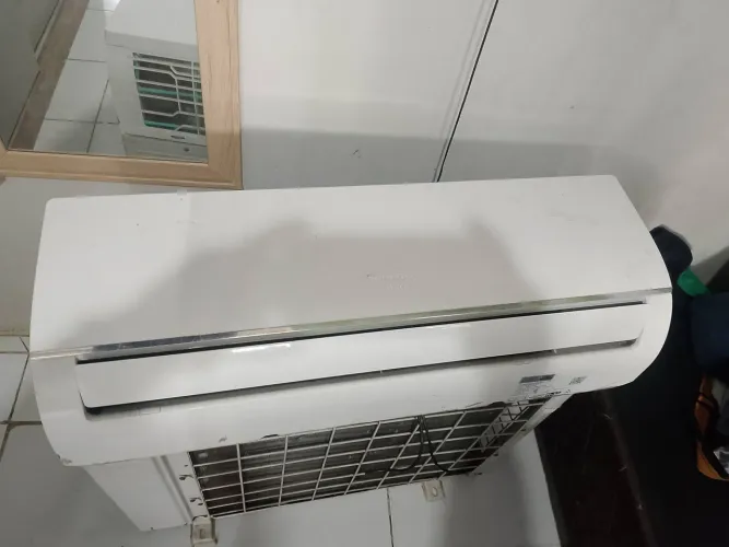 vendo um ar-condicionado 12 BTUs Midea já lavado no valor de 750 reais *32 zap