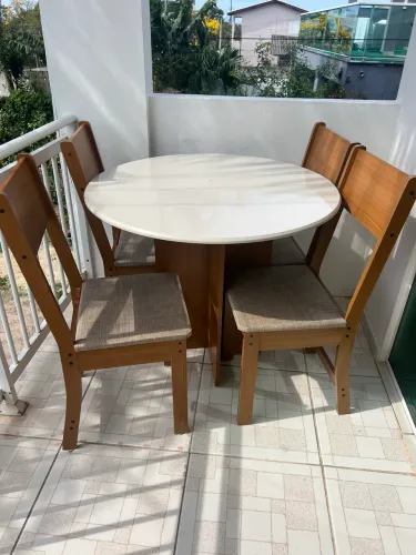 Mesa de jantar com 4 cadeiras só para retirada
