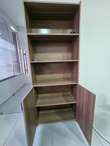 Armário e mesa para escritório