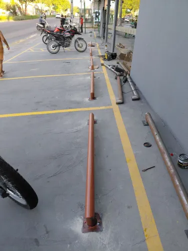 Telhado de ferro,  Batedor de carro de estacionamento, estrutura metálica.