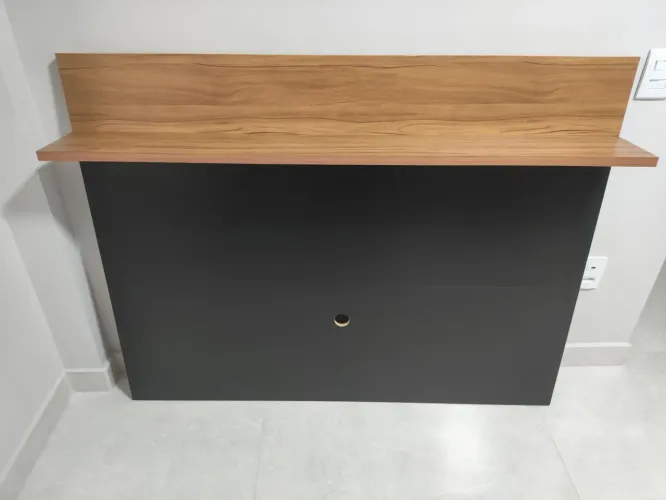 Painel 100% MDF - preto e madeira