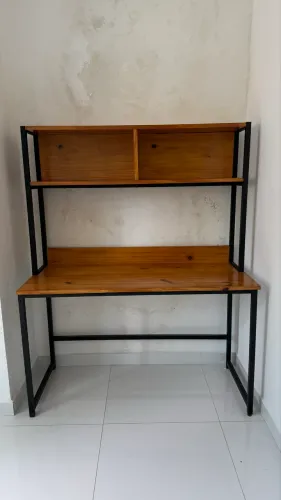 Escrivaninha Estilo Industrial com Estante Integrada - Ideal para Home Office / Estudos