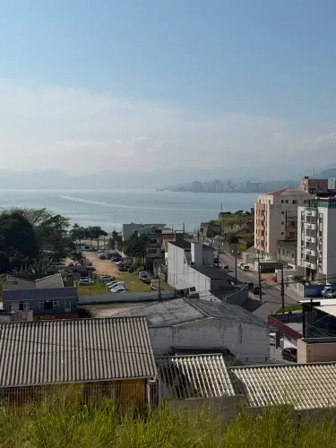 Viva com praticidade, conforto e uma vista de tirar o fôlego todos os dias! Esta kitnet no